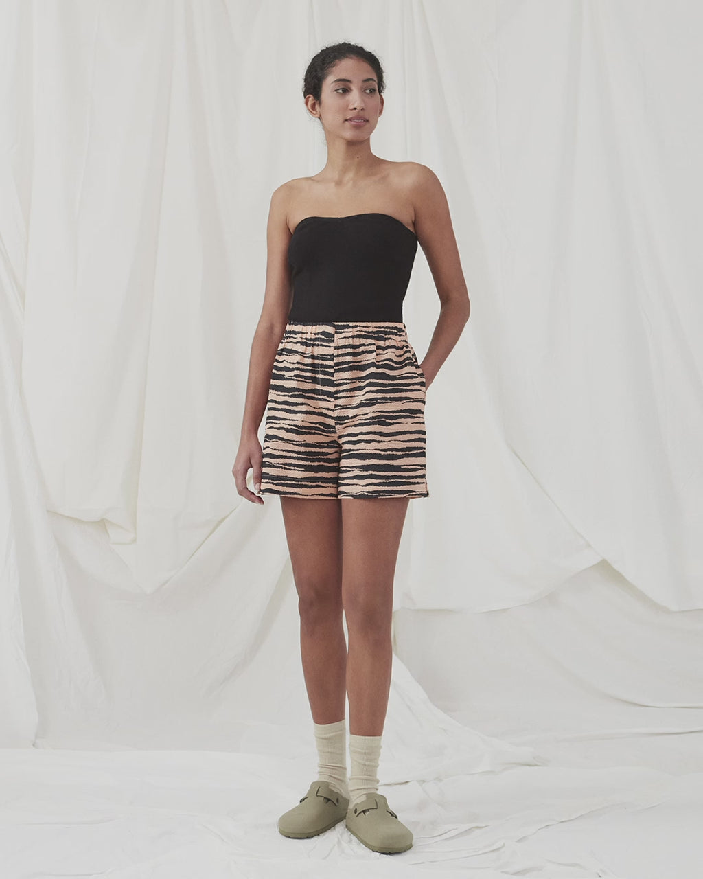 Cotton shorts with wide legs and elasticated waistband. DasiaMD print shorts have a relaxed expression with animal print. The model is 177 cm and wears a size S/36.