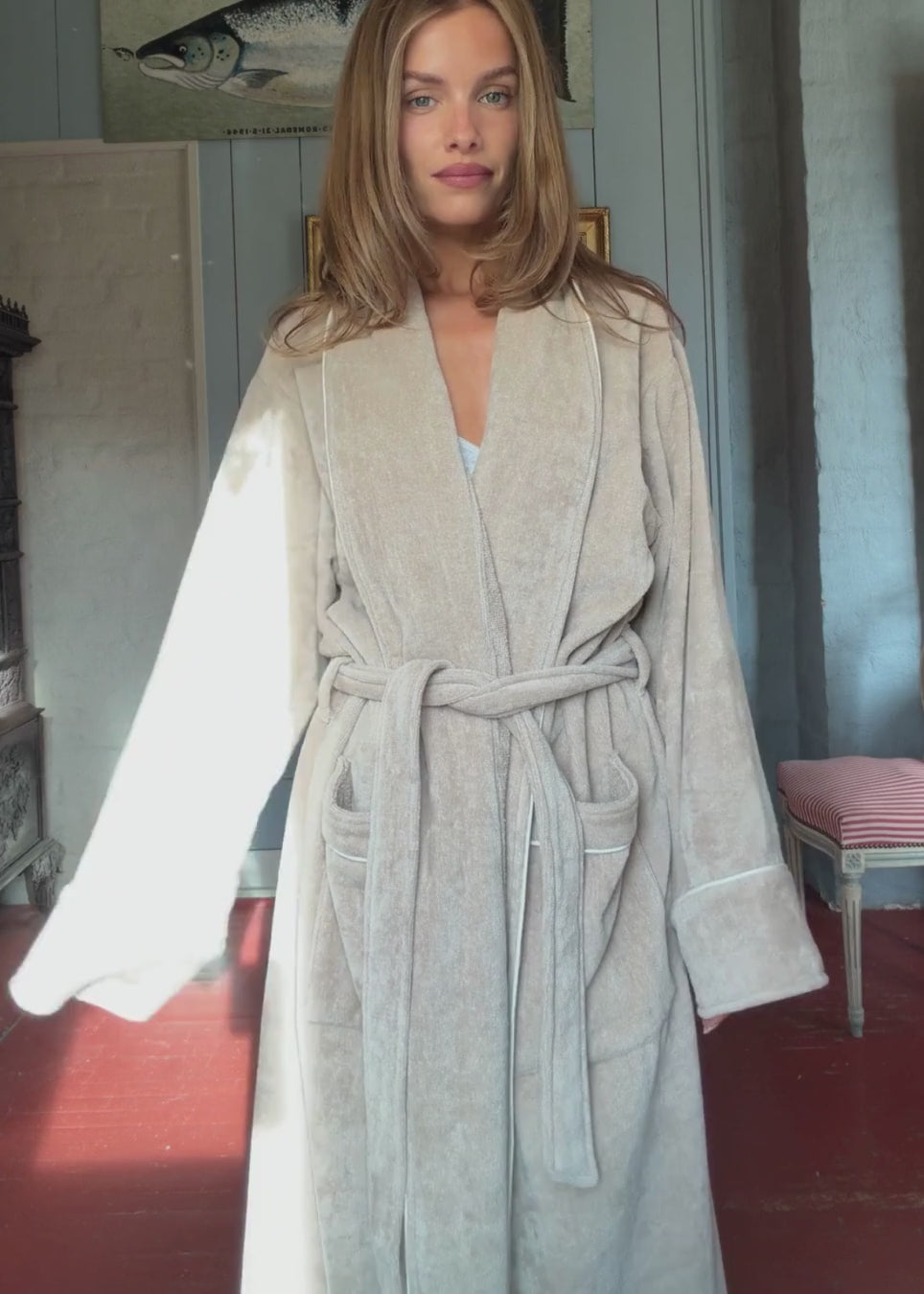Beige oversized bathrobe. Josefinemd bathrobe is made from 100% organic cotton. It features large pockets, a belt, and contrast trims for an elegant touch. Finished with a subtle logo on the back – ideal for cozy mornings.&nbsp; Josefine Vogt (165 cm) and the model (177 cm) are both wearing size Small.