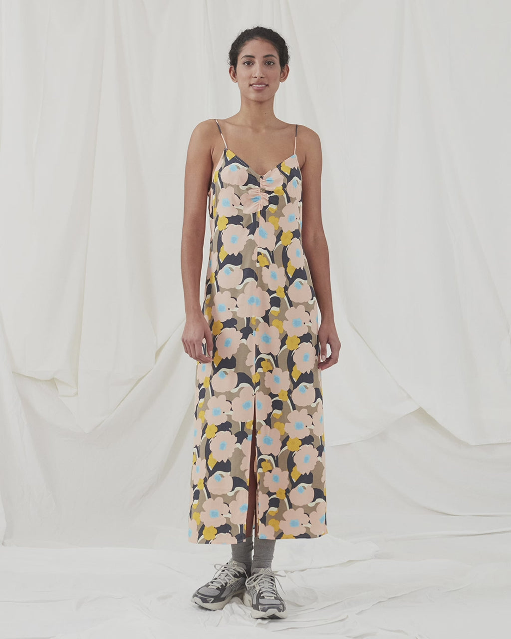 Midi dress in a relaxed fit and floral print. DustinMD print strap dress has a v-neck with ruched details in the center, narrow straps, and zipper in the back. Slit in front. The model is 177 cm and wears a size S/36.  Material: