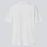 Short-sleeved t-shirt with a rose detail on the chest. The Priyamd t-shirt features a loose fit and is crafted from 100% organic cotton.

Material:
100% Organic Cotton