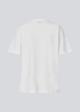Short-sleeved t-shirt with a rose detail on the chest. The Priyamd t-shirt features a loose fit and is crafted from 100% organic cotton.

Material:
100% Organic Cotton