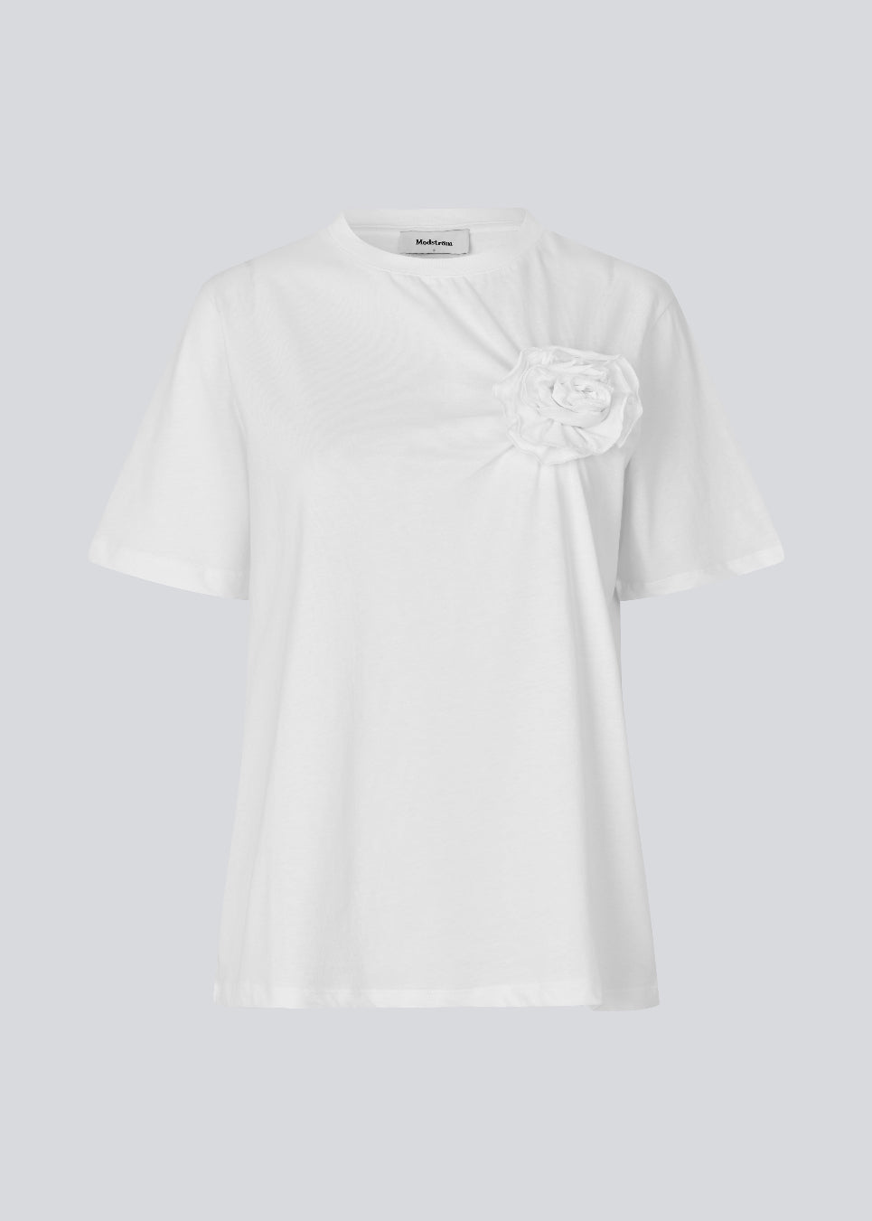 Short-sleeved t-shirt with a rose detail on the chest. The Priyamd t-shirt features a loose fit and is crafted from 100% organic cotton.

Material:
100% Organic Cotton