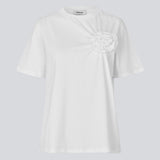 Short-sleeved t-shirt with a rose detail on the chest. The Priyamd t-shirt features a loose fit and is crafted from 100% organic cotton.

Material:
100% Organic Cotton