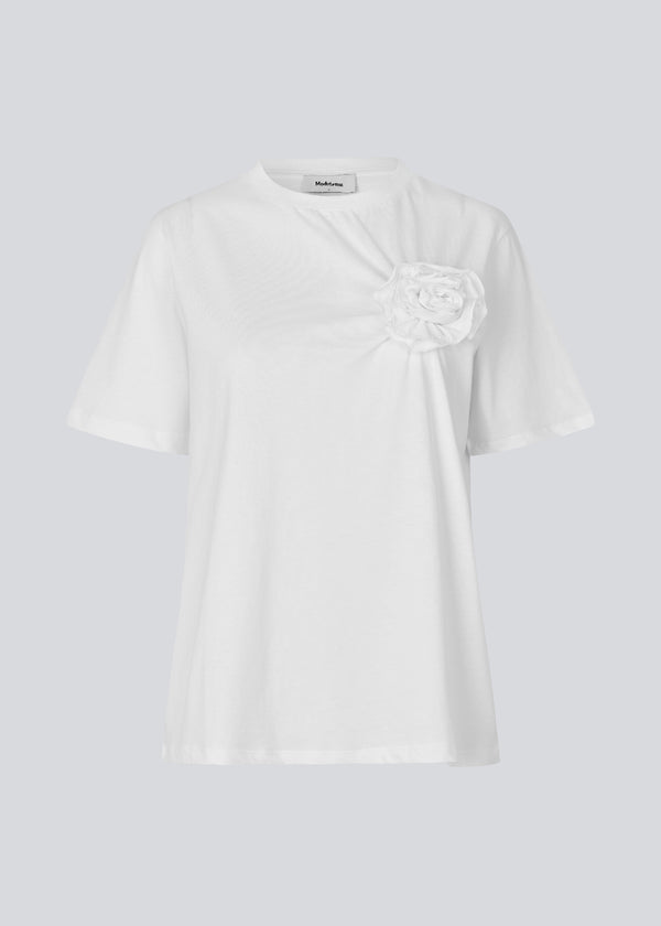 Short-sleeved t-shirt with a rose detail on the chest. The Priyamd t-shirt features a loose fit and is crafted from 100% organic cotton.

Material:
100% Organic Cotton