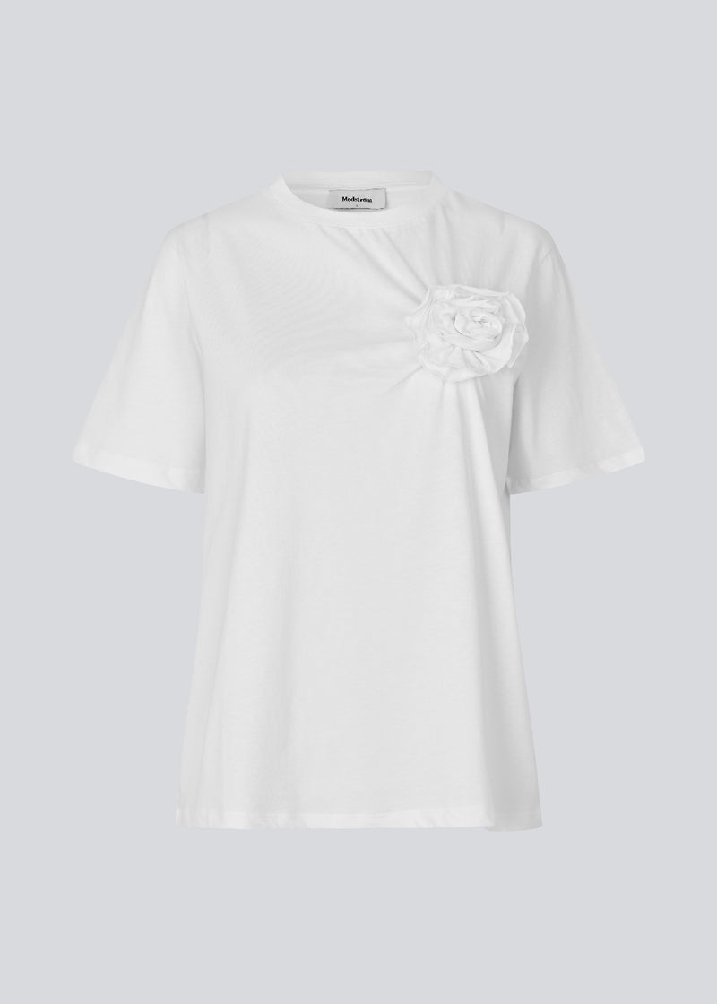 Short-sleeved t-shirt with a rose detail on the chest. The Priyamd t-shirt features a loose fit and is crafted from 100% organic cotton.

Material:
100% Organic Cotton