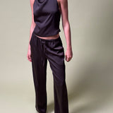 Brown loose satin pants. Timmiemd pants has wide legs, sidepockets, and a tiefastening. A relaxed fit with an elegant look.