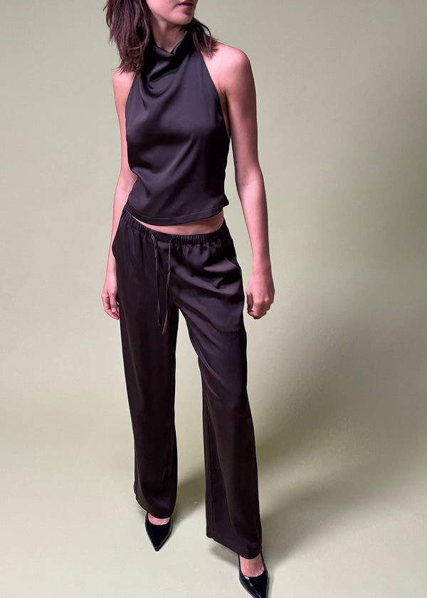 Brown loose satin pants. Timmiemd pants has wide legs, sidepockets, and a tiefastening. A relaxed fit with an elegant look.
