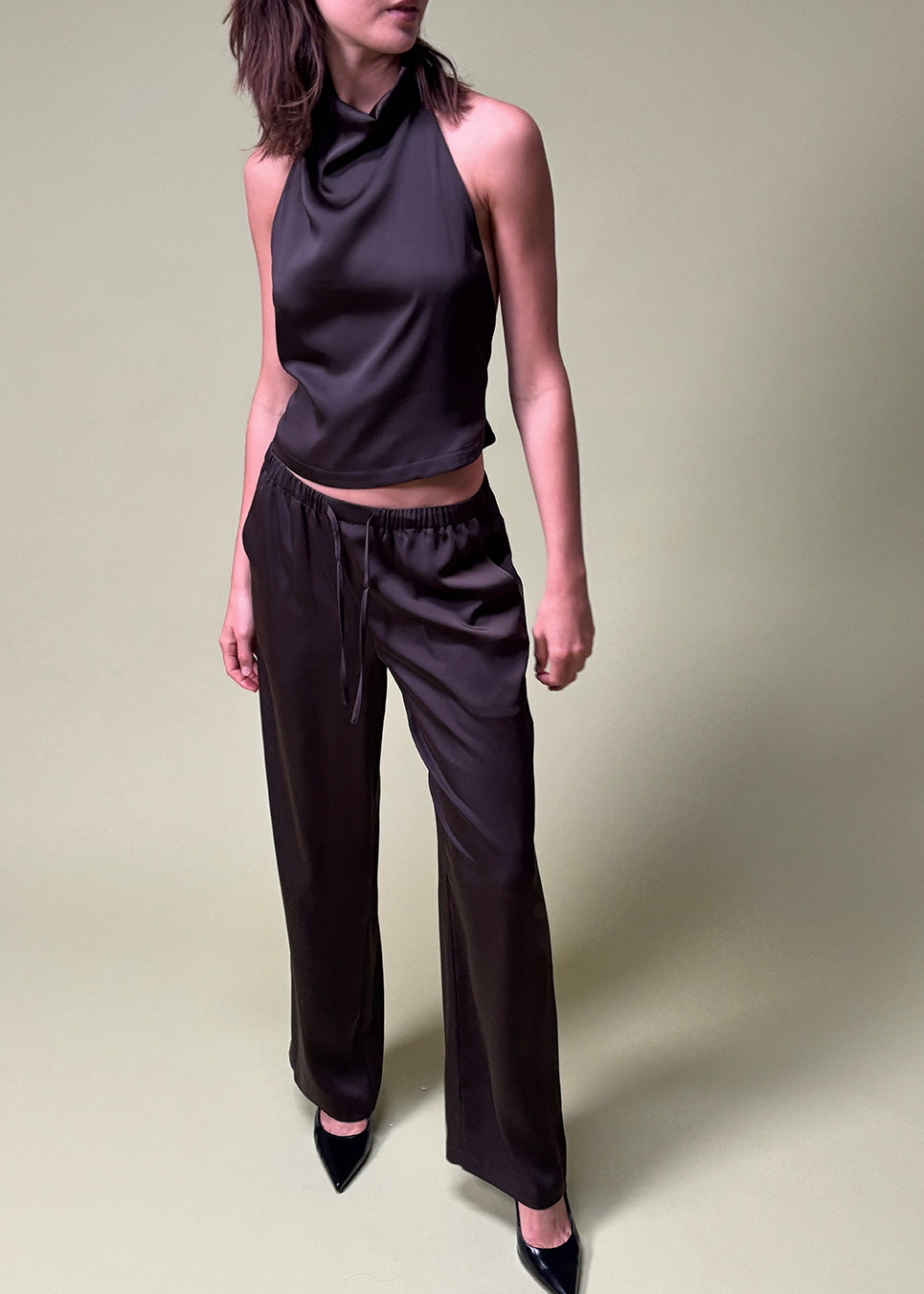 Brown loose satin pants. Timmiemd pants has wide legs, sidepockets, and a tiefastening. A relaxed fit with an elegant look.