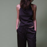 Brown loose satin pants. Timmiemd pants has wide legs, sidepockets, and a tiefastening. A relaxed fit with an elegant look.