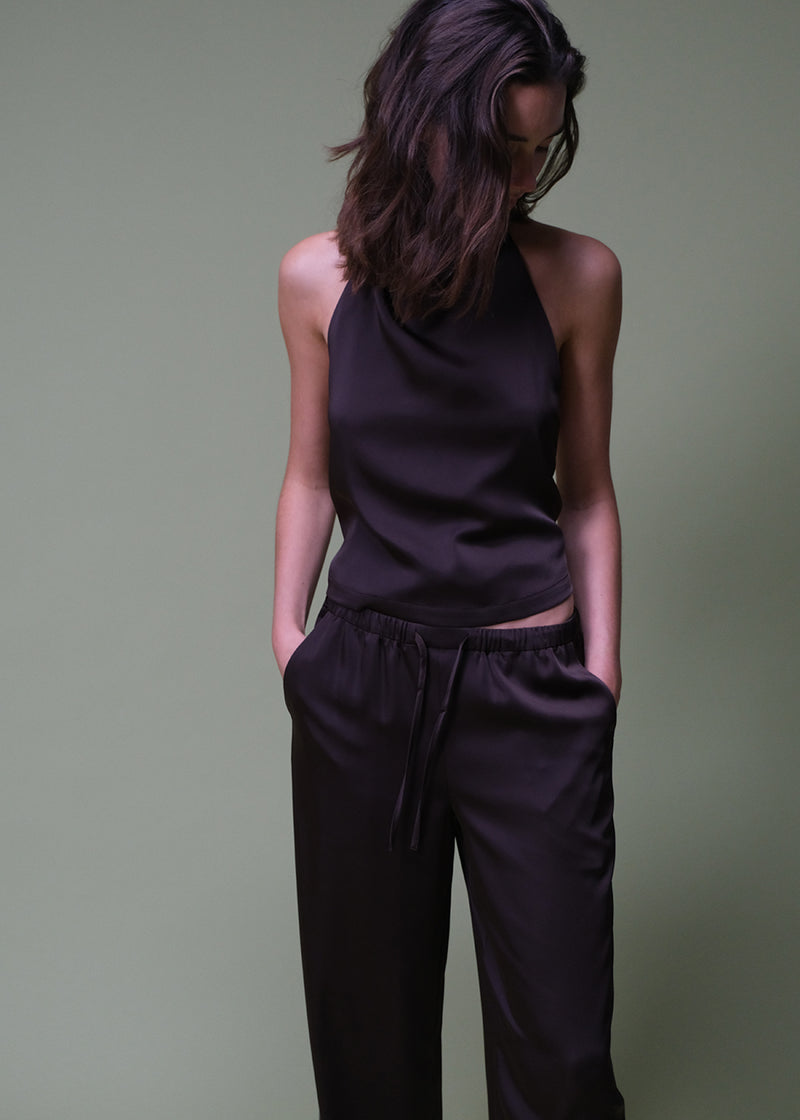 Brown loose satin pants. Timmiemd pants has wide legs, sidepockets, and a tiefastening. A relaxed fit with an elegant look.