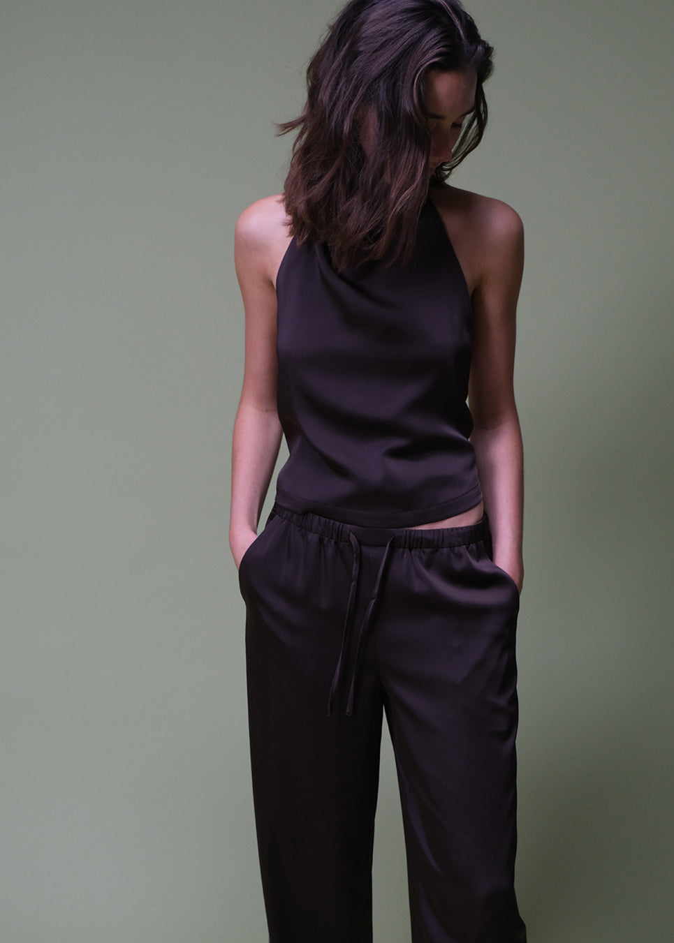 Brown loose satin pants. Timmiemd pants has wide legs, sidepockets, and a tiefastening. A relaxed fit with an elegant look.