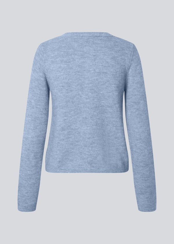 Light blue fitted cardigan in soft knit. The TreeMD cardigan features a round neckline and delicate buttons in a matching color, highlighting its simple and feminine expression.