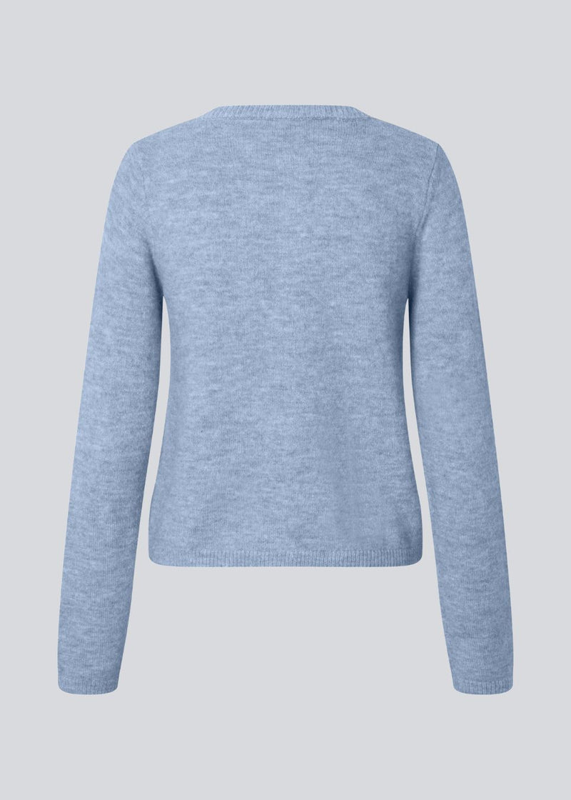 Light blue fitted cardigan in soft knit. The TreeMD cardigan features a round neckline and delicate buttons in a matching color, highlighting its simple and feminine expression.
