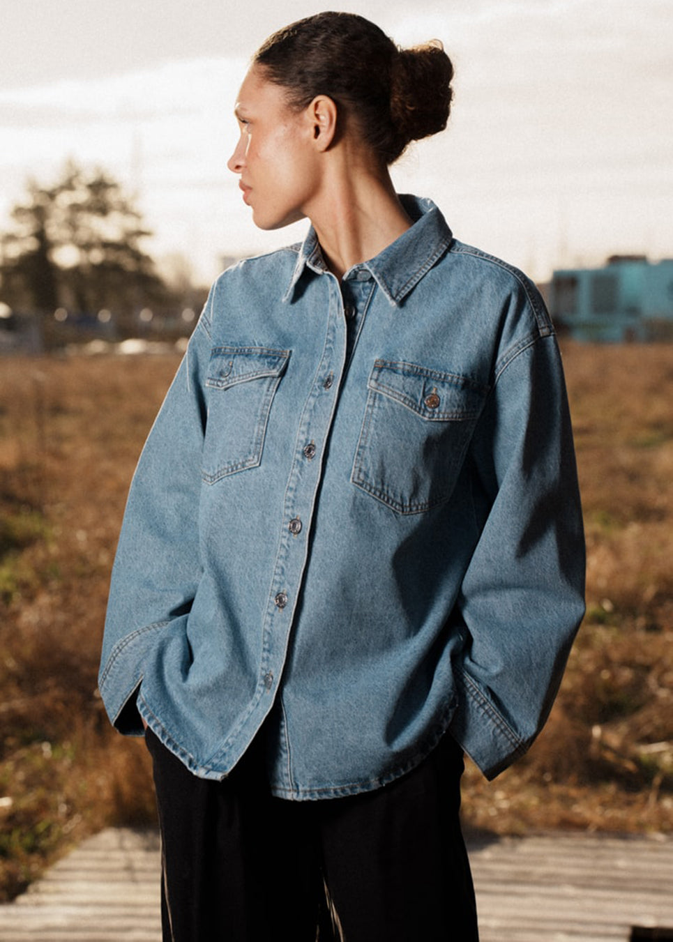 Oversize denim jacket with button closure in front and long wide sleeves. TylinMD jacket has two pockets at the chest and a shirt collar.