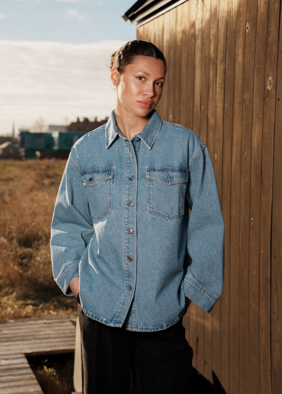 Oversize denim jacket with button closure in front and long wide sleeves. TylinMD jacket has two pockets at the chest and a shirt collar.