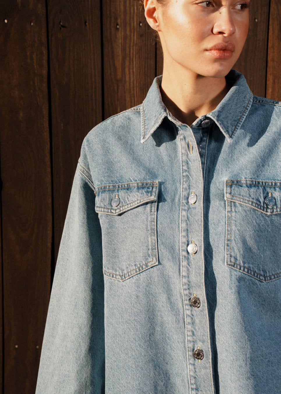 Oversize denim jacket with button closure in front and long wide sleeves. TylinMD jacket has two pockets at the chest and a shirt collar.