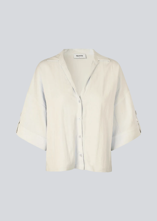 Minimalist shirt in beige with wide 3/4 sleeves. The UddinMD Shirt features a loose and comfortable fit, a classic shirt collar, a feminine V-neckline, and button closure.

Material:
27% Polyamide
73% Viscose