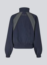 Dark blue tracksuit jacket in 100% recycled nylon. Volmermd jacket has contrast panels, a high neck and a zipperclosure in front.&nbsp;

