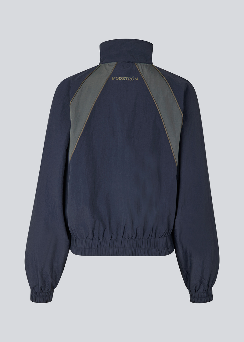 Dark blue tracksuit jacket in 100% recycled nylon. Volmermd jacket has contrast panels, a high neck and a zipperclosure in front.&nbsp;
