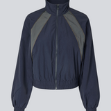 Dark blue tracksuit jacket in 100% recycled nylon. Volmermd jacket has contrast panels, a high neck and a zipperclosure in front.&nbsp;
