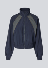 Dark blue tracksuit jacket in 100% recycled nylon. Volmermd jacket has contrast panels, a high neck and a zipperclosure in front.&nbsp;
