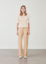 AuroraMD o-neck in beige is created from organic cotton with an airy crochet look. The jumper has a round neckline and short sleeves with wide hem.