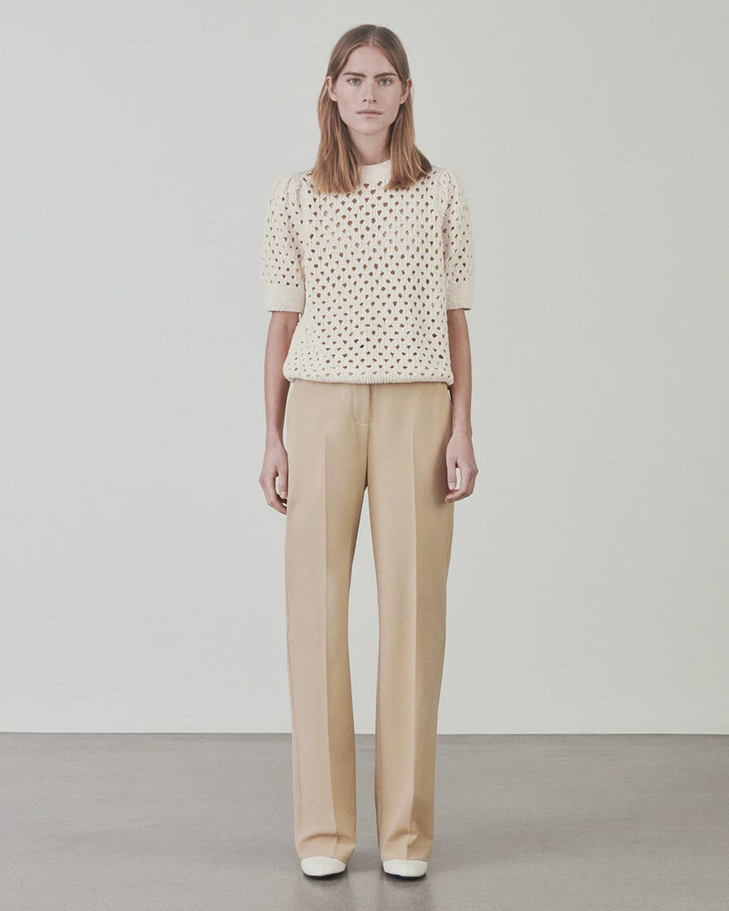 AuroraMD o-neck in beige is created from organic cotton with an airy crochet look. The jumper has a round neckline and short sleeves with wide hem.