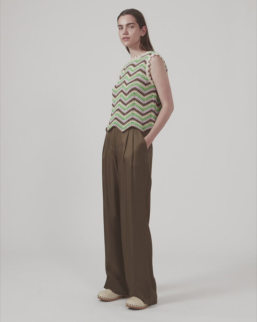 Satin pants in a classic look. CarwynMD pants are designed with wide legs, pleats in front, and hidden closure with zip fly and clasp. The model is 174 cm and wears a size S/36.
