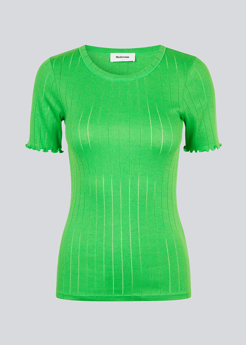 Tight fitted t-shirt in green with feminine lettuce hem at the sleeves. Issy t-shirt comes in a soft drop-needle jersey. 