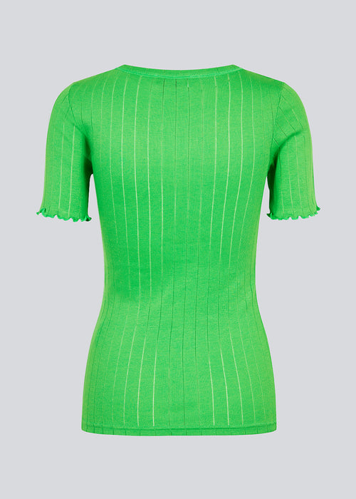Tight fitted t-shirt in green with feminine lettuce hem at the sleeves. Issy t-shirt comes in a soft drop-needle jersey. 