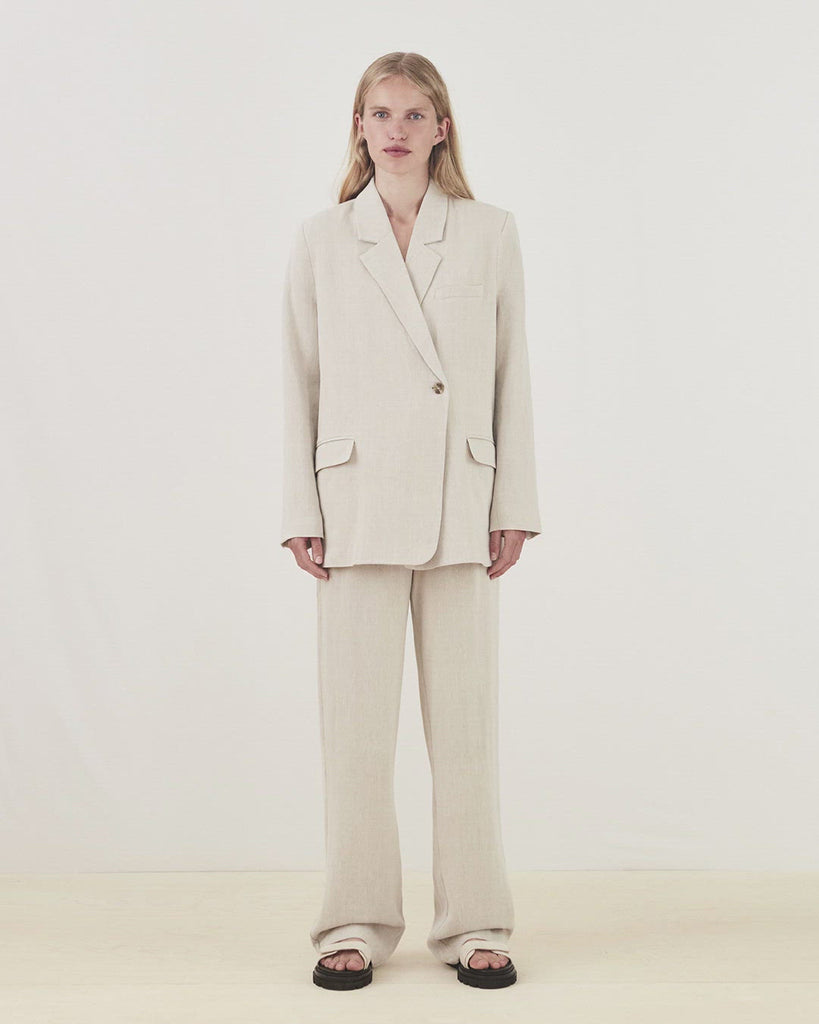 Blazer in a voluminous fit with an asymmetrical look. Park blazer in Cream Milk is made from an airy linen quality, which is easy to style with the matching pants or over a dress on a summer evening.