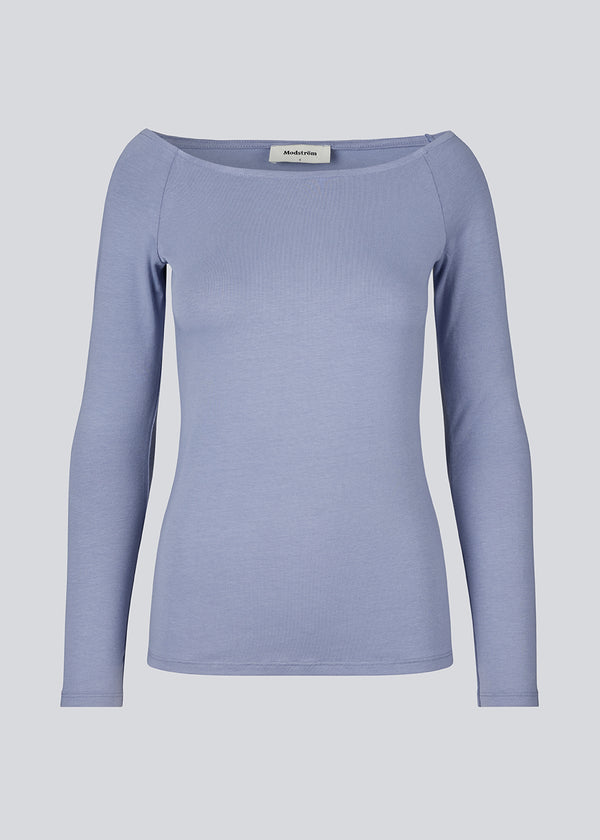Tansy LS top in the color: Dusty violet has a simple expression with a wide neckline and long, slim sleeves. The top has a tight-fitted silhouette. 