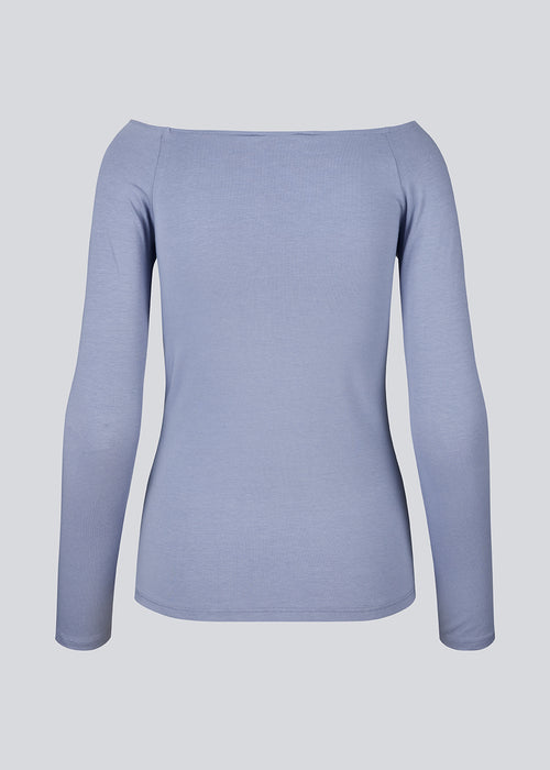 Tansy LS top in the color: Dusty violet has a simple expression with a wide neckline and long, slim sleeves. The top has a tight-fitted silhouette. 