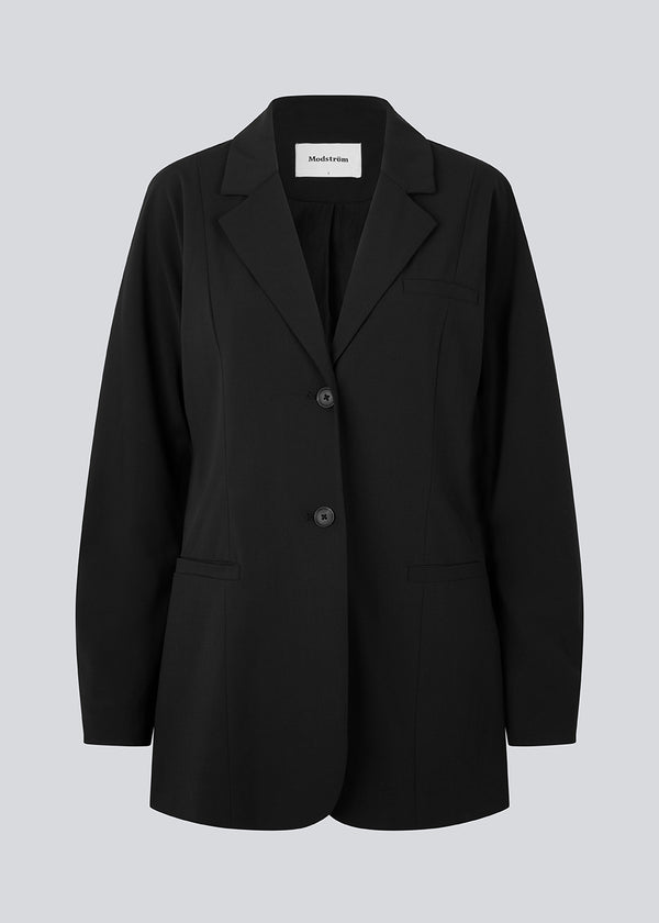 Slim-fitted blazer in black with voluminous sleeves and soft shoulders. BennyMD blazer features buttons, pospoil pocets, collar and notch lapel. No slit on back.