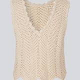 Crochet top in beige without sleeves in organic cotton. CaryMD top has detailed trimmings and a deep v-neckline in the back. The model is 177 cm and wears a size S/36.