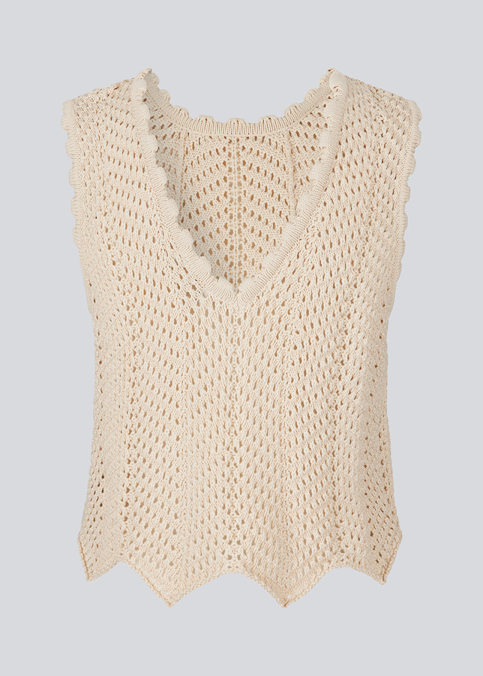 Crochet top in beige without sleeves in organic cotton. CaryMD top has detailed trimmings and a deep v-neckline in the back. The model is 177 cm and wears a size S/36.