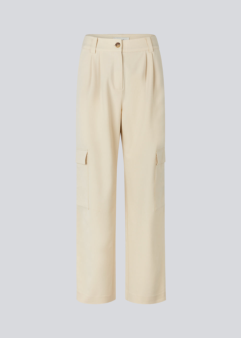 Beautiful wide pants in beige with a casual fit. The AnkerMD Pocket pant has a zipper and button closure with pleat details and a big utility pocket in the legs. The model is 177 cm and wears a size S/36.  Shop matching blazer: AnkerMD blazer.