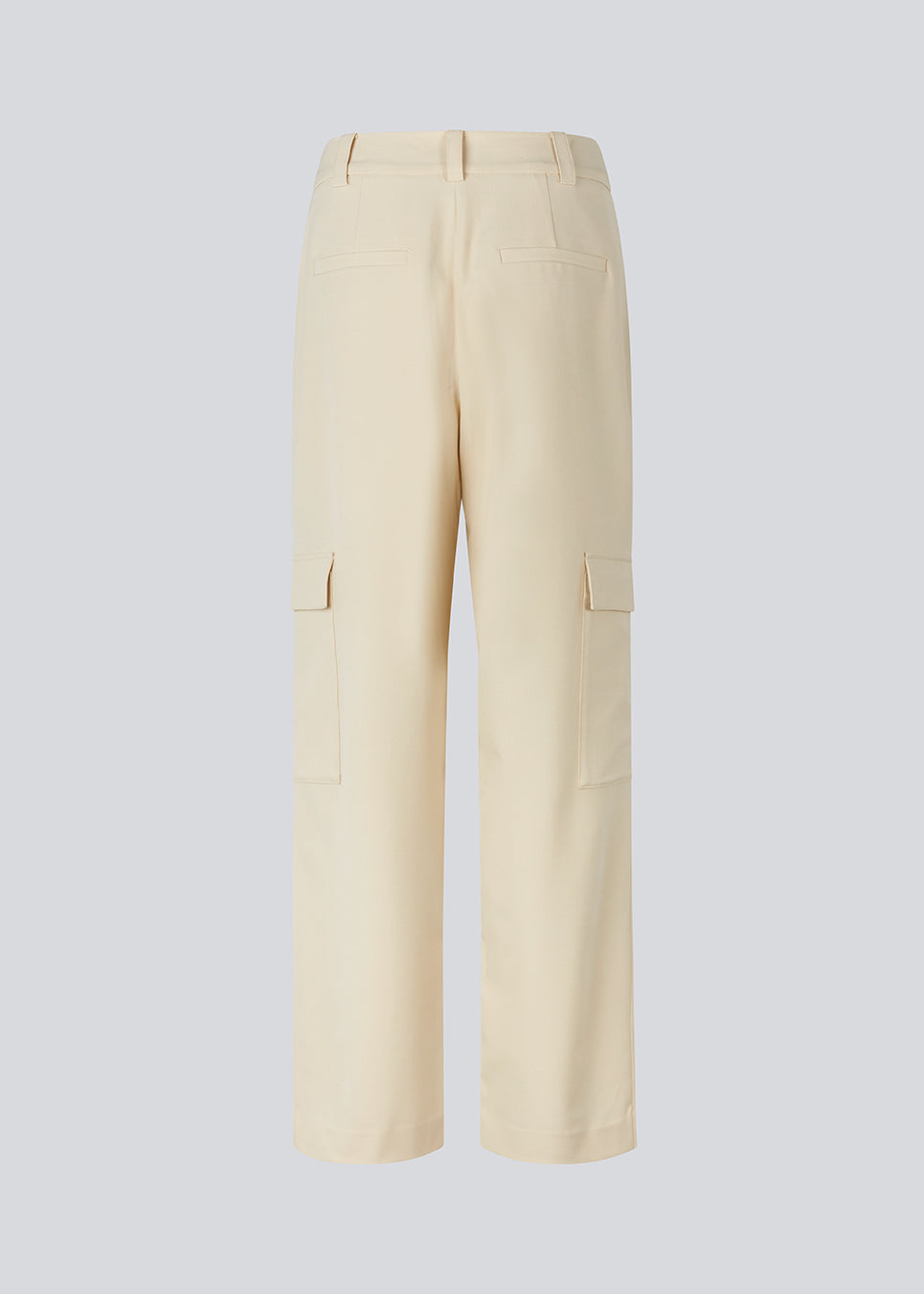 Beautiful wide pants in beige with a casual fit. The AnkerMD Pocket pant has a zipper and button closure with pleat details and a big utility pocket in the legs. The model is 177 cm and wears a size S/36.  Shop matching blazer: AnkerMD blazer.