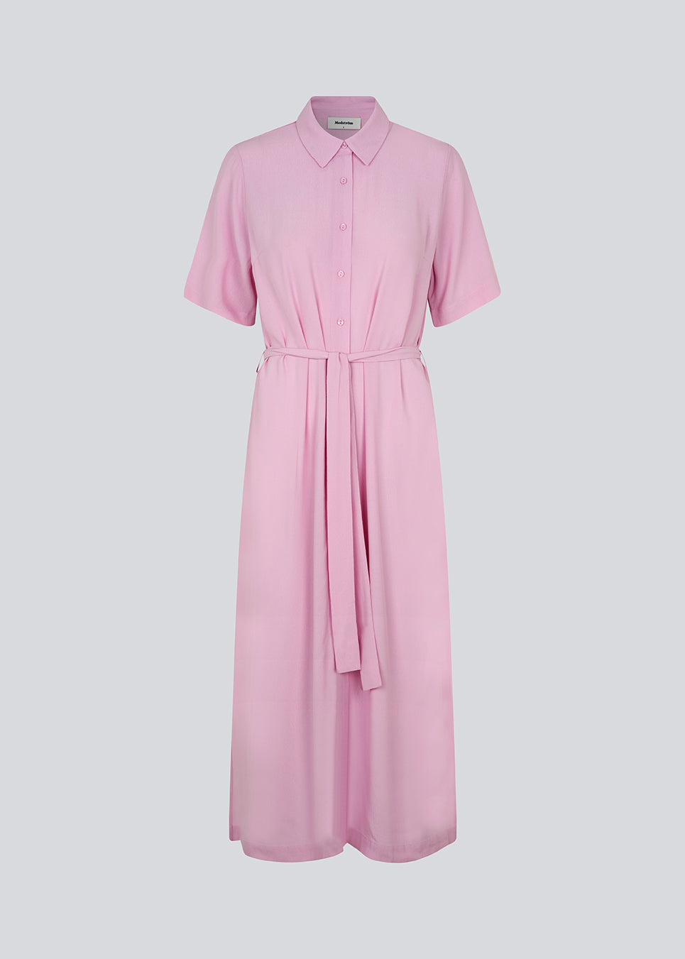 Long shirt dress in dusty sorbet with short wide sleeves, collar, buttons in front, and tiebelt at the waist. CashMD long dress is crafted from an EcoVero viscose.