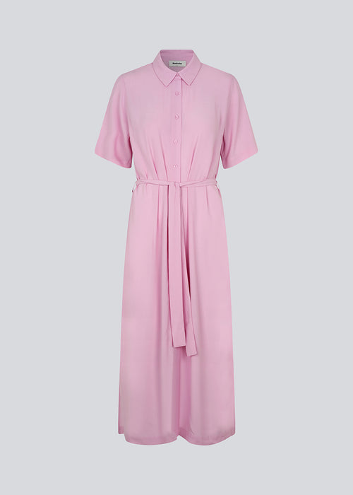 Long shirt dress in dusty sorbet with short wide sleeves, collar, buttons in front, and tiebelt at the waist. CashMD long dress is crafted from an EcoVero viscose.