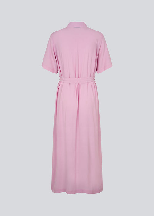Long shirt dress in dusty sorbet with short wide sleeves, collar, buttons in front, and tiebelt at the waist. CashMD long dress is crafted from an EcoVero viscose.