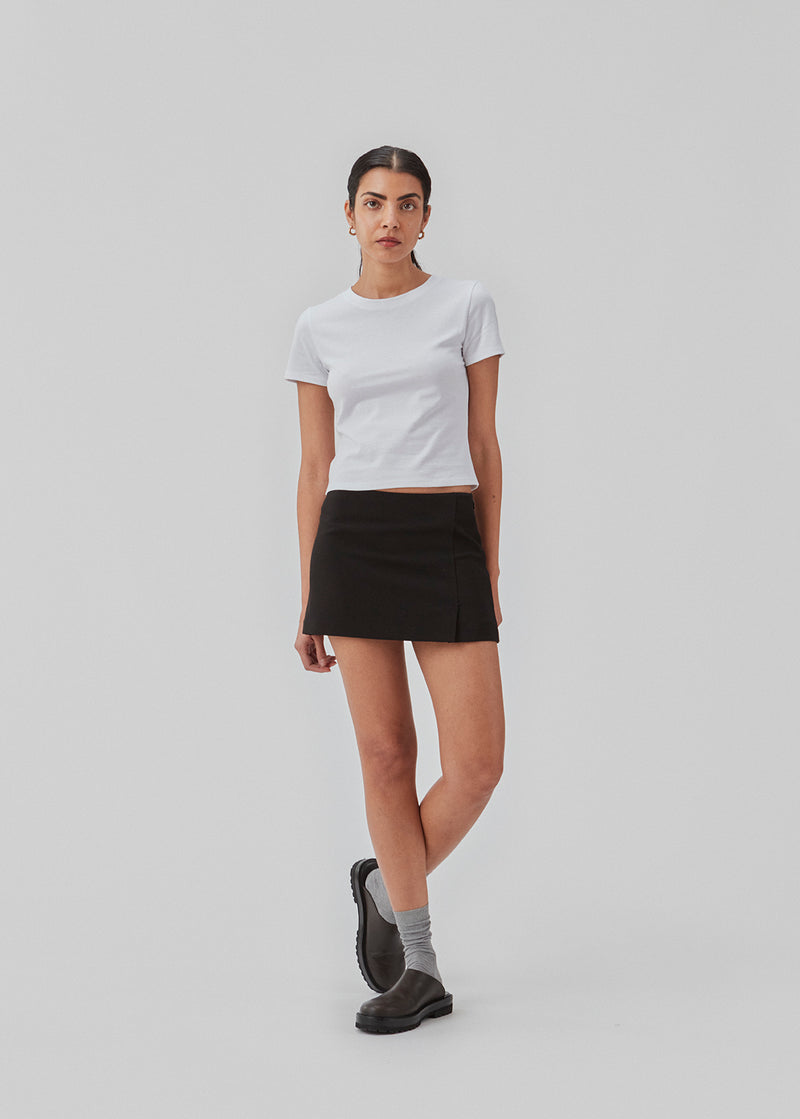 Fitted classic t-shirt with a round neck, short sleeves, and a slightly cropped length. JosefineMD t-shirt is crafted from an organic cotton. The model is 177 cm and wears a size S/36.