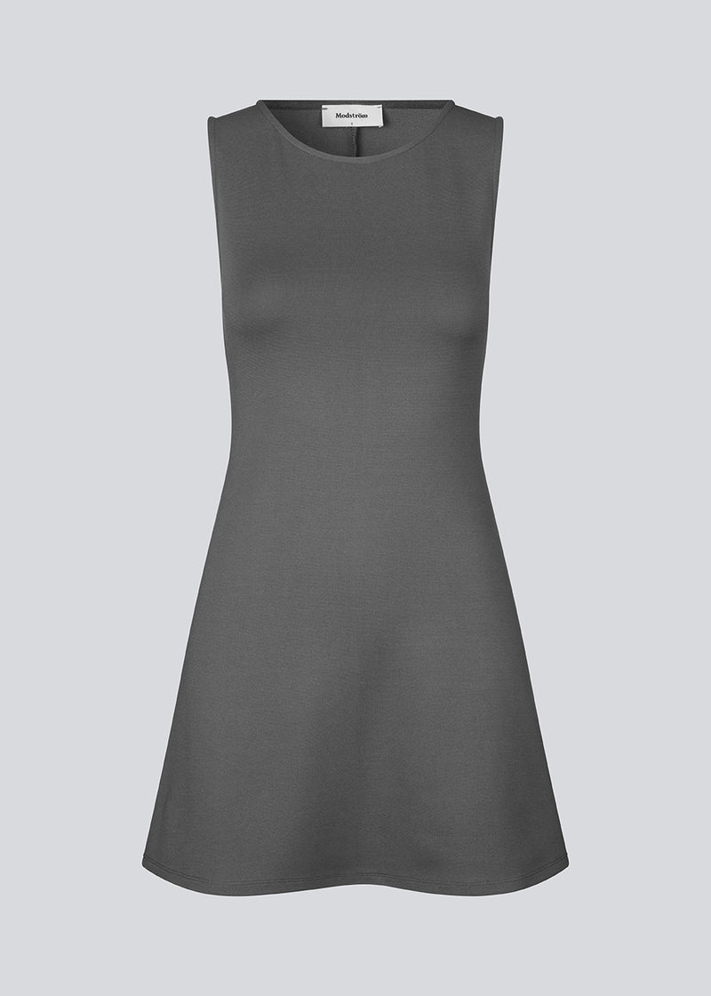 Fitted mini dress in an A-line shape with a round neck and no sleeves. JosefineMD tank flare dress is made from a stretchy material. The model is 177 cm and wears a size S/36.