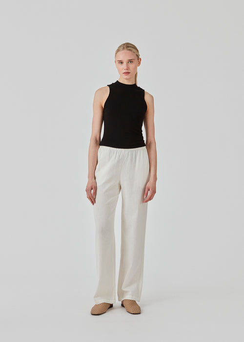 Long pants in white with a relaxed fit and long wide legs and an elasticated waist for extra comfort. TulsiMD pants are made from a soft mix of linen and rayon.  The model is 177 cm and wears a size S/36.