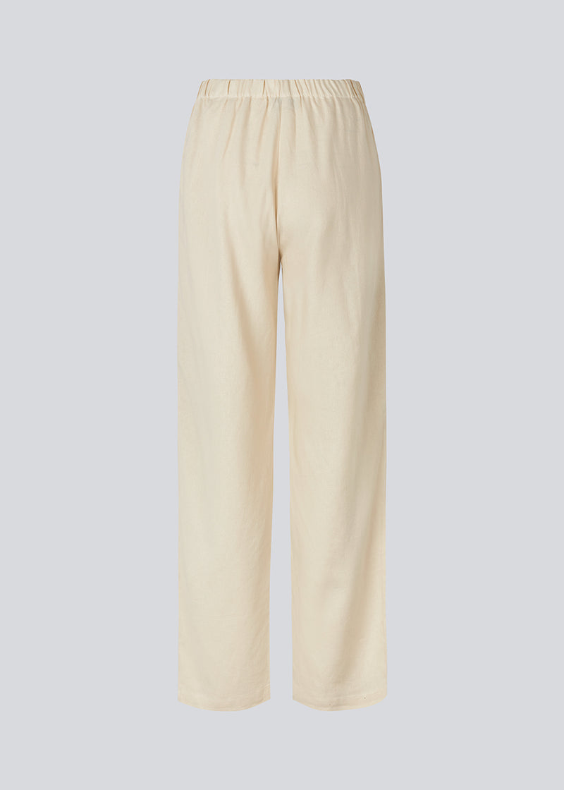Long pants in beige with a relaxed fit and long wide legs and an elasticated waist for extra comfort. TulsiMD pants are made from a soft mix of linen and rayon. 