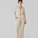 Long pants in beige with a relaxed fit and long wide legs and an elasticated waist for extra comfort. TulsiMD pants are made from a soft mix of linen and rayon.  The model is 177 cm and wears a size S/36.