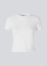 Fitted classic t-shirt with a round neck, short sleeves, and a slightly cropped length. JosefineMD t-shirt is crafted from an organic cotton. The model is 177 cm and wears a size S/36.