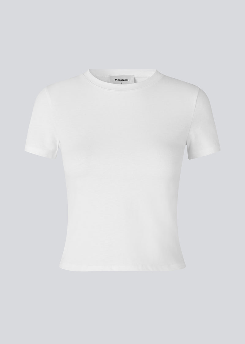 Fitted classic t-shirt with a round neck, short sleeves, and a slightly cropped length. JosefineMD t-shirt is crafted from an organic cotton. The model is 177 cm and wears a size S/36.