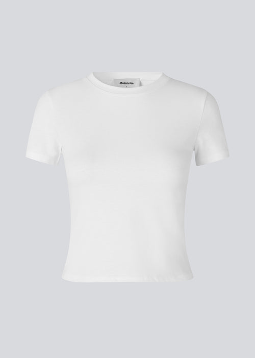 Fitted classic t-shirt with a round neck, short sleeves, and a slightly cropped length. JosefineMD t-shirt is crafted from an organic cotton. The model is 177 cm and wears a size S/36.
