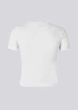 Fitted classic t-shirt with a round neck, short sleeves, and a slightly cropped length. JosefineMD t-shirt is crafted from an organic cotton. The model is 177 cm and wears a size S/36.